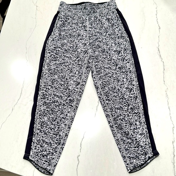 Lululemon Patterned Cropped pants - Picture 1 of 10